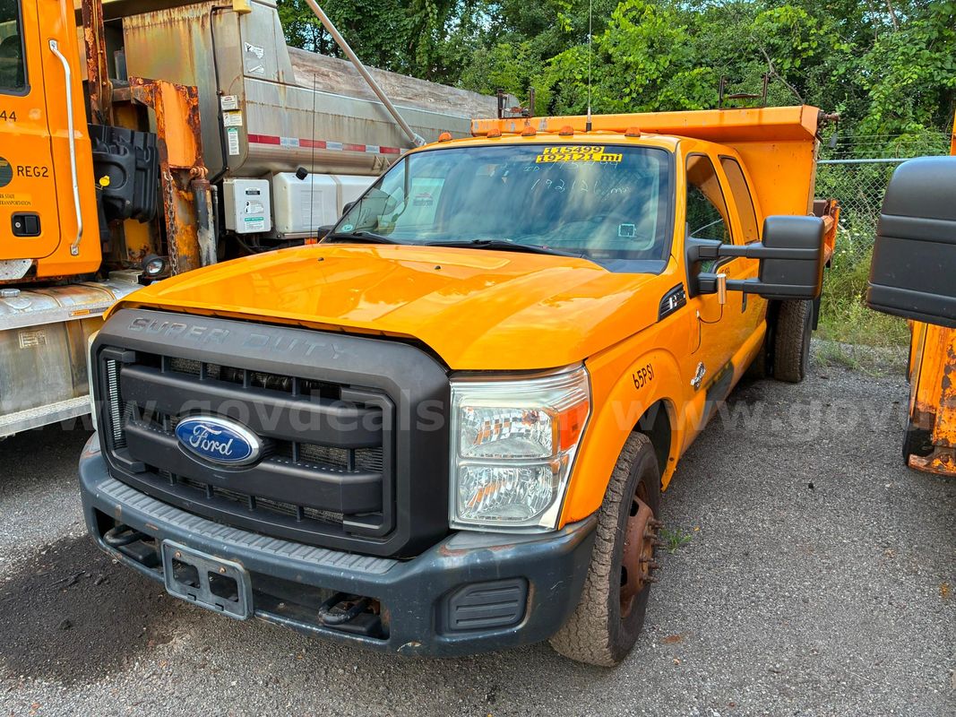 2011 Ford F-350 SD Crew Cab Long Bed DRW 2WD - Dump truck
