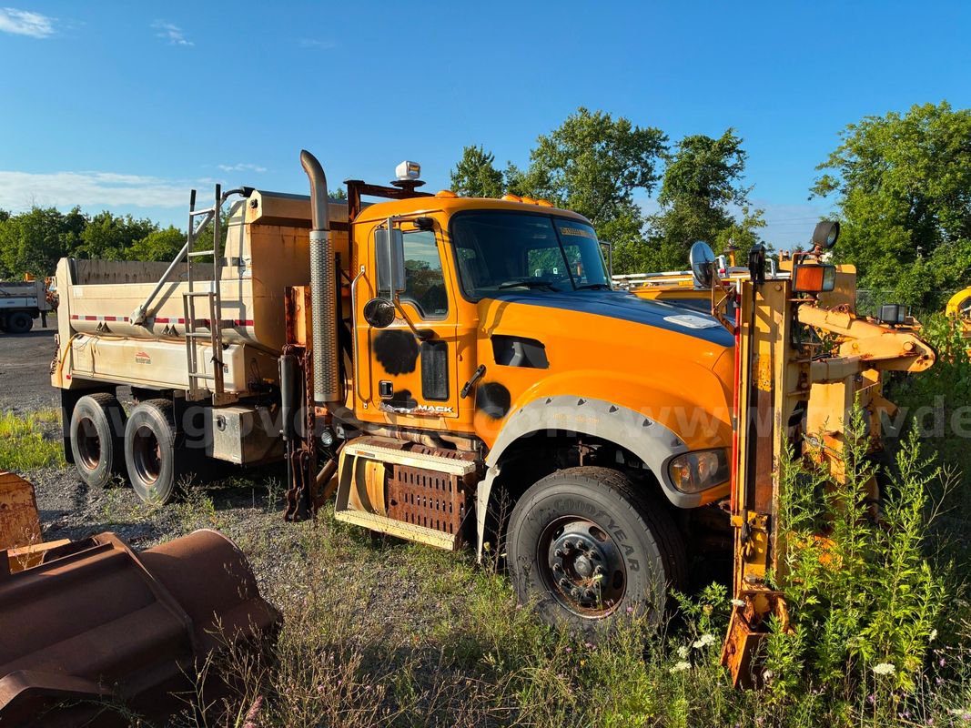 2013 Mack GU713 - Dump Truck