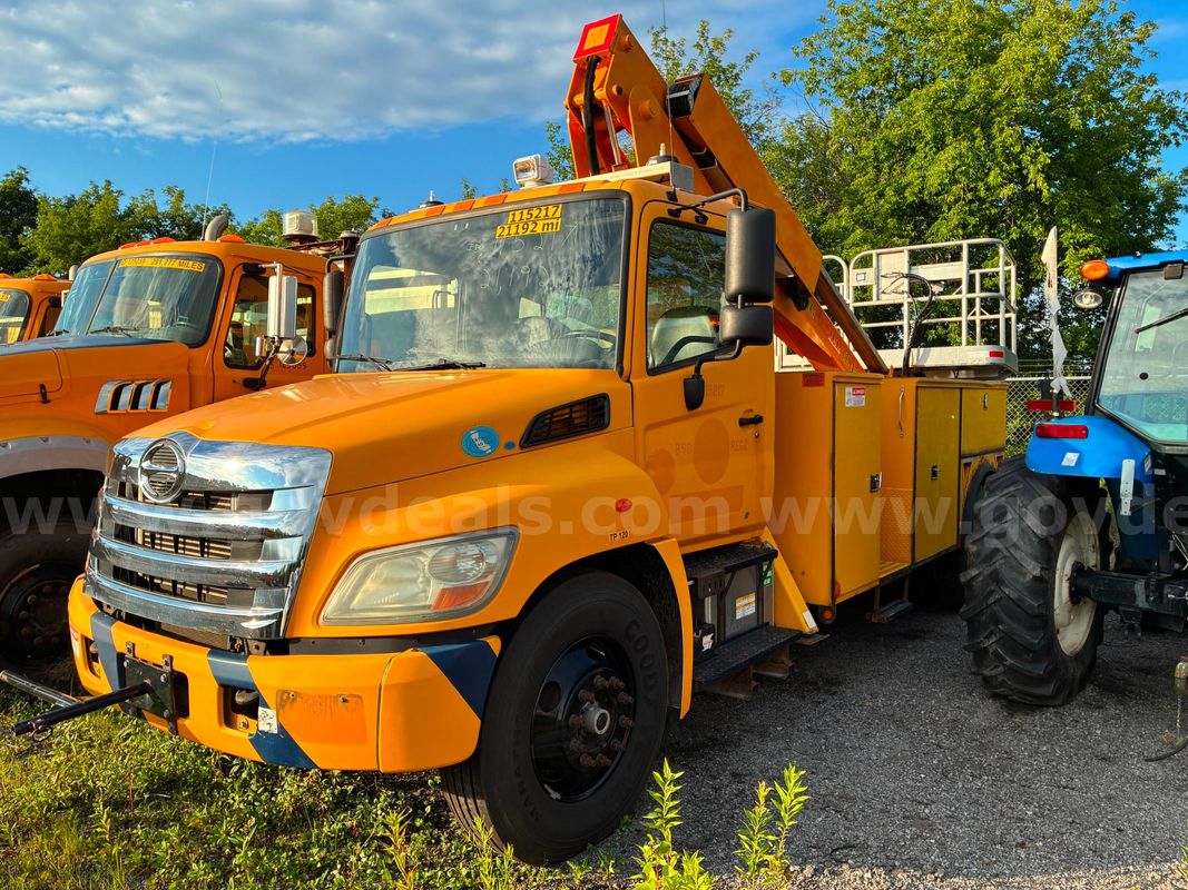 2011 Hino Conventional Cab - Bucket Truck