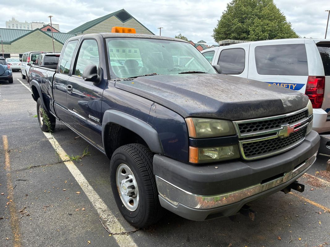 2005 Chevrolet Silverado 2500HD Work Truck Ext. Cab Short Bed 4WD