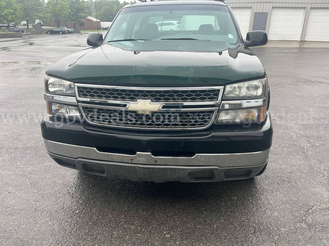 2005 Chevrolet Silverado 2500HD Work Truck Crew Cab Short Bed 2WD