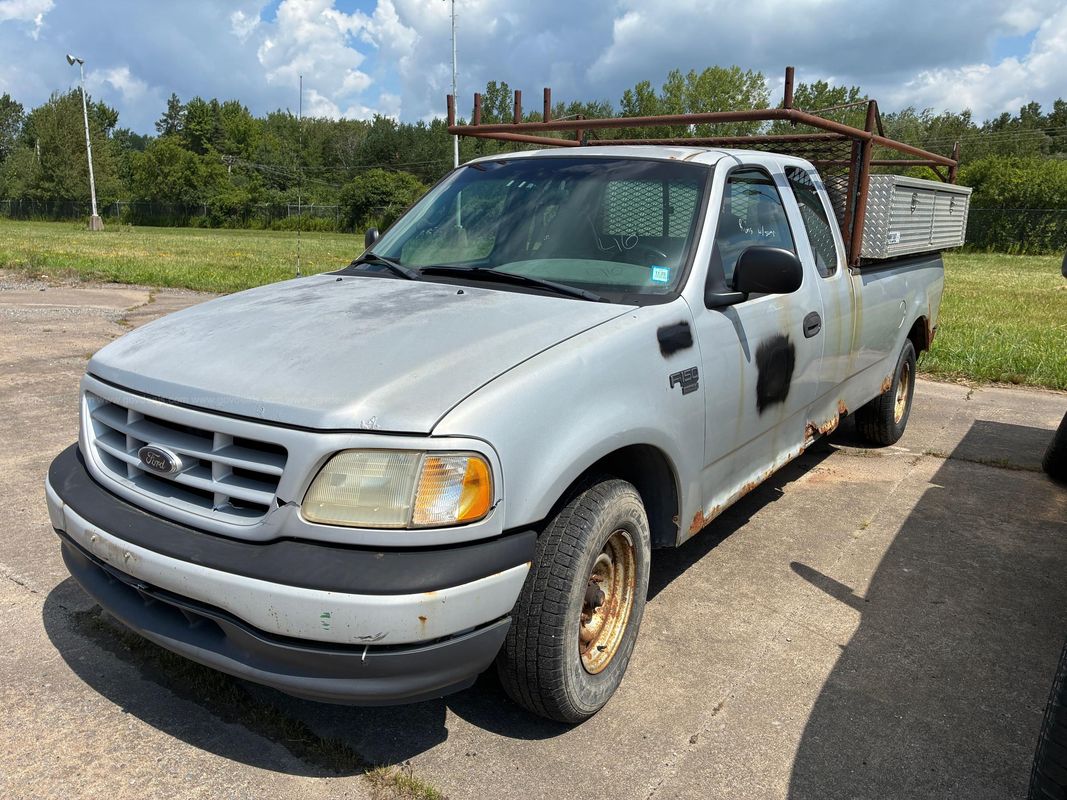 Ford F-150 Triton V8 4x4 with Ladder Rack and Toolboxes