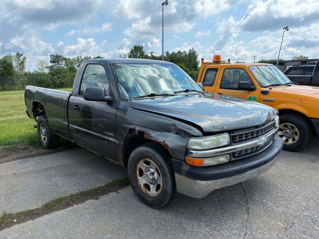 2000 Chevrolet Silverado 1500 Reg. Cab Short Bed 2WD
