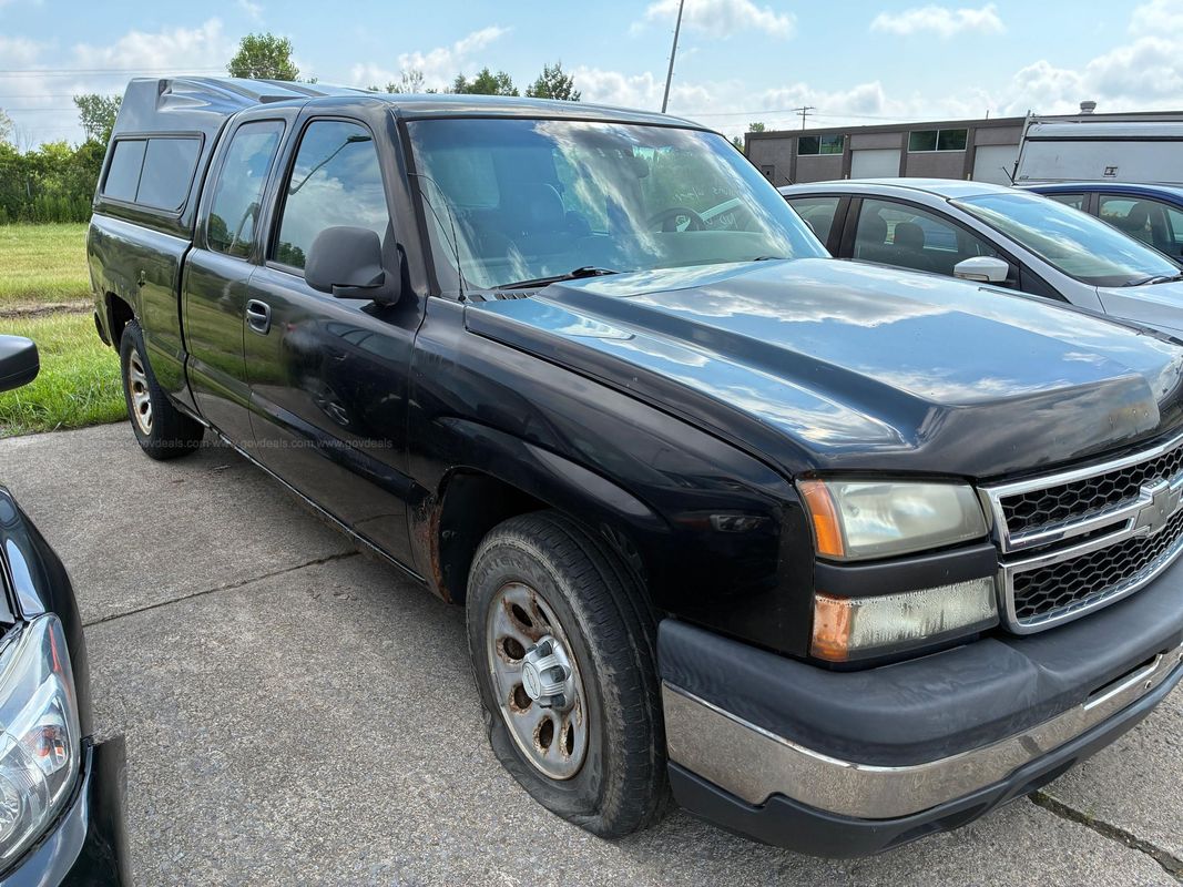 2006 Chevrolet Silverado Extended Cab with ARE High-Rise Camper Shell