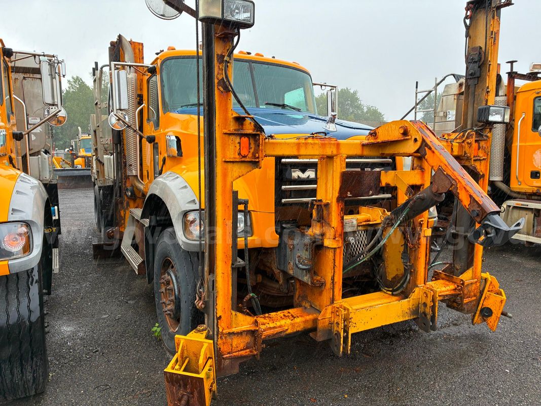 2013 Mack GU713 - Dump Truck
