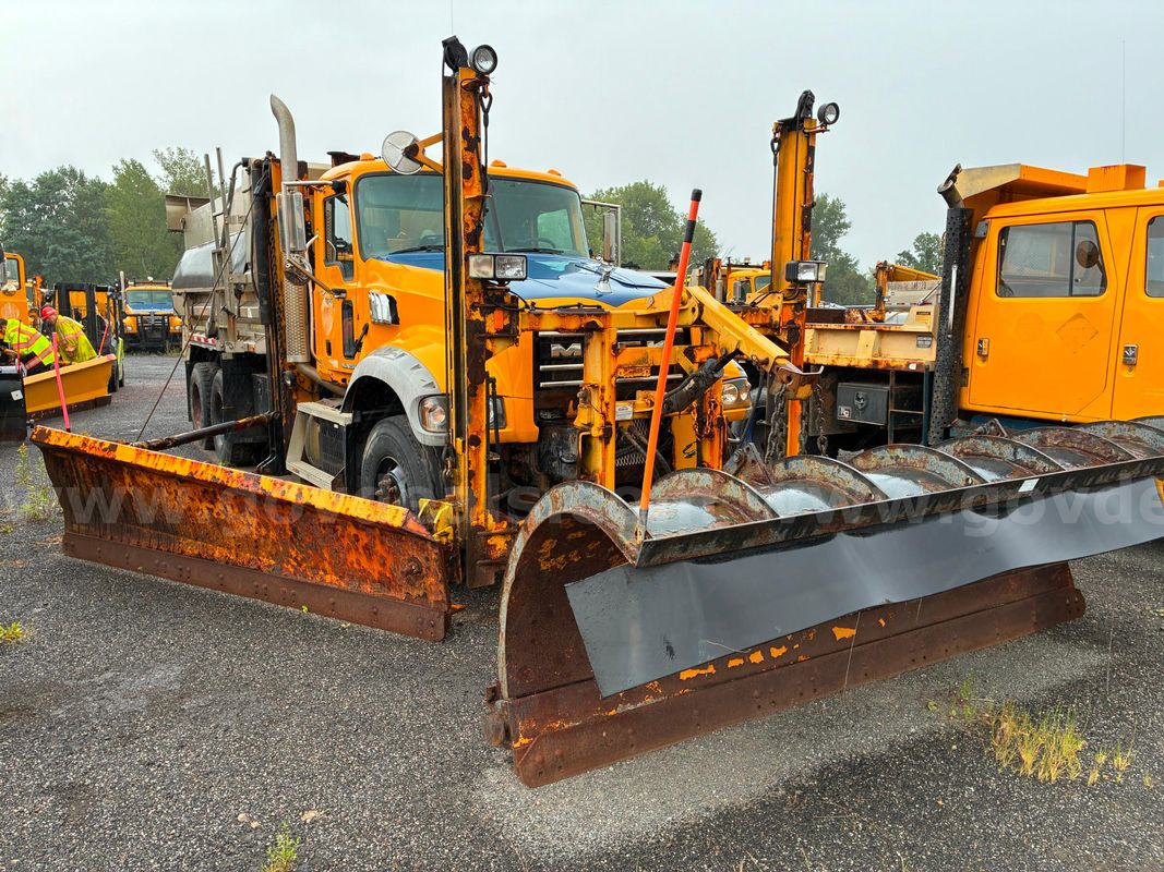 2013 Mack GU713 - Dump Truck