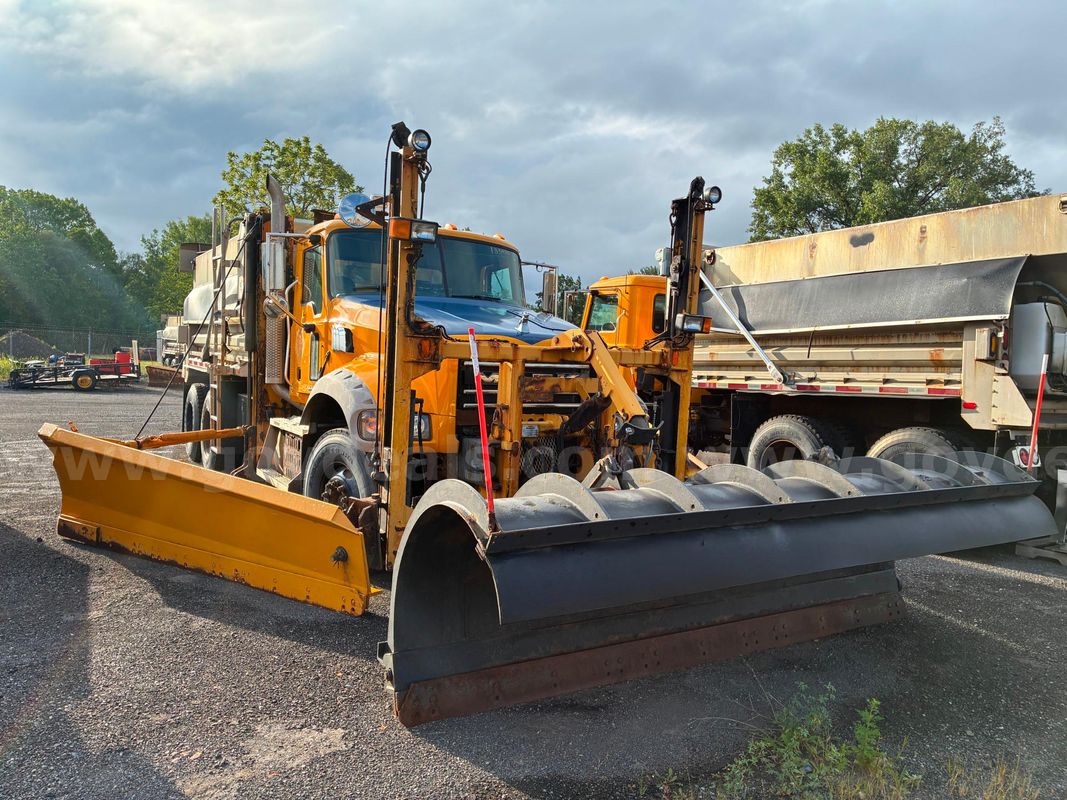 2013 Mack GU713 - Dump Truck