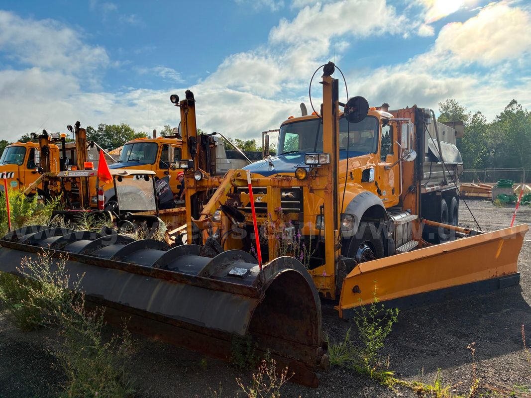 2013 Mack GU713 - Dump Truck