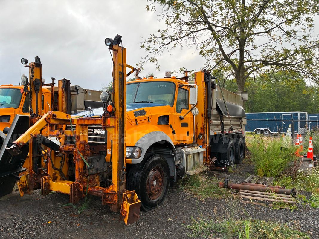 2013 Mack GU713 - Dump Truck