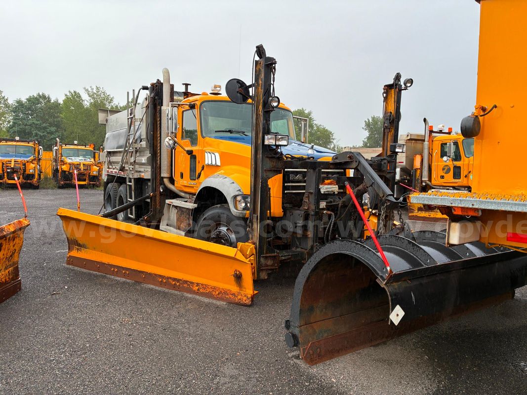 2013 Mack GU713 - Dump Truck