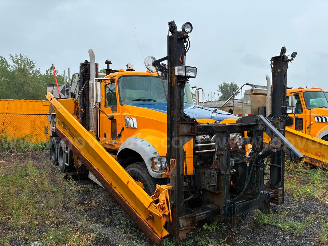 2013 Mack GU713 - Dump Truck