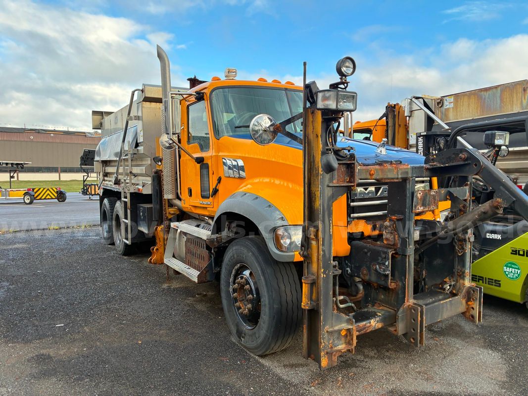 2013 Mack GU713 - Dump Truck
