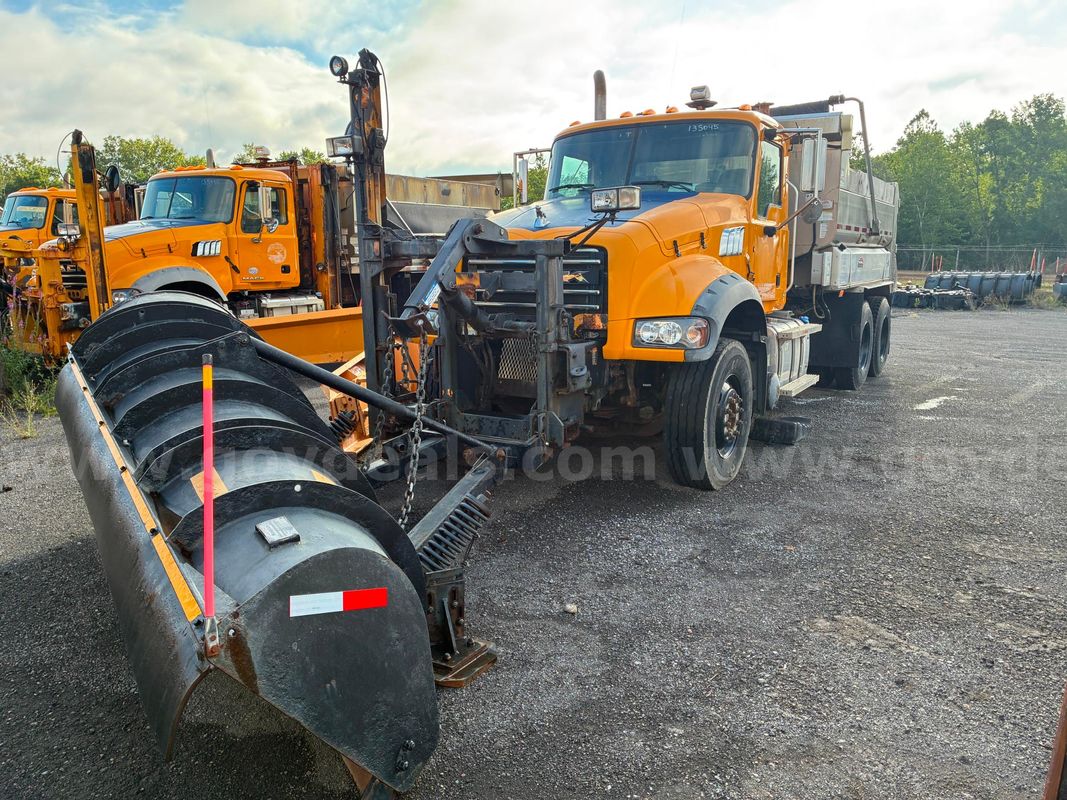 2013 Mack GU713 - Dump Truck