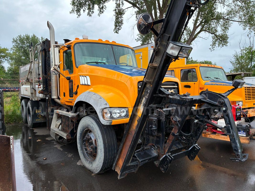 2013 Mack GU713 - Dump Truck