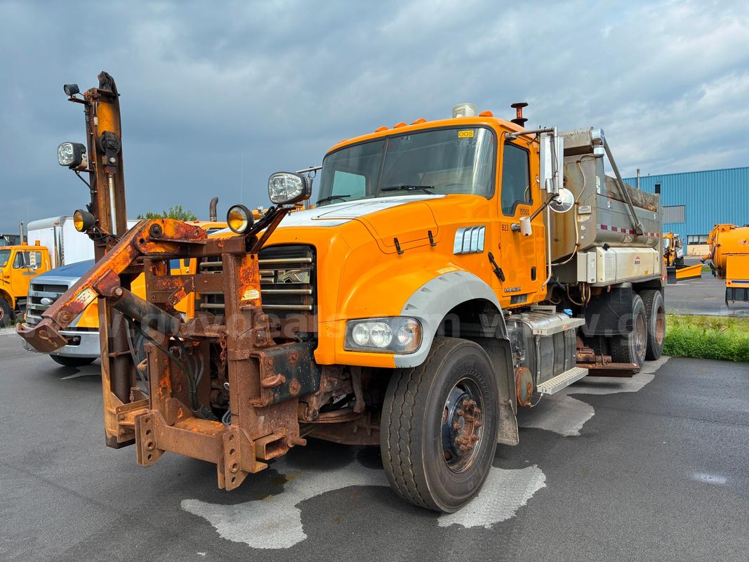 2015 Mack GU713 - Dump Truck