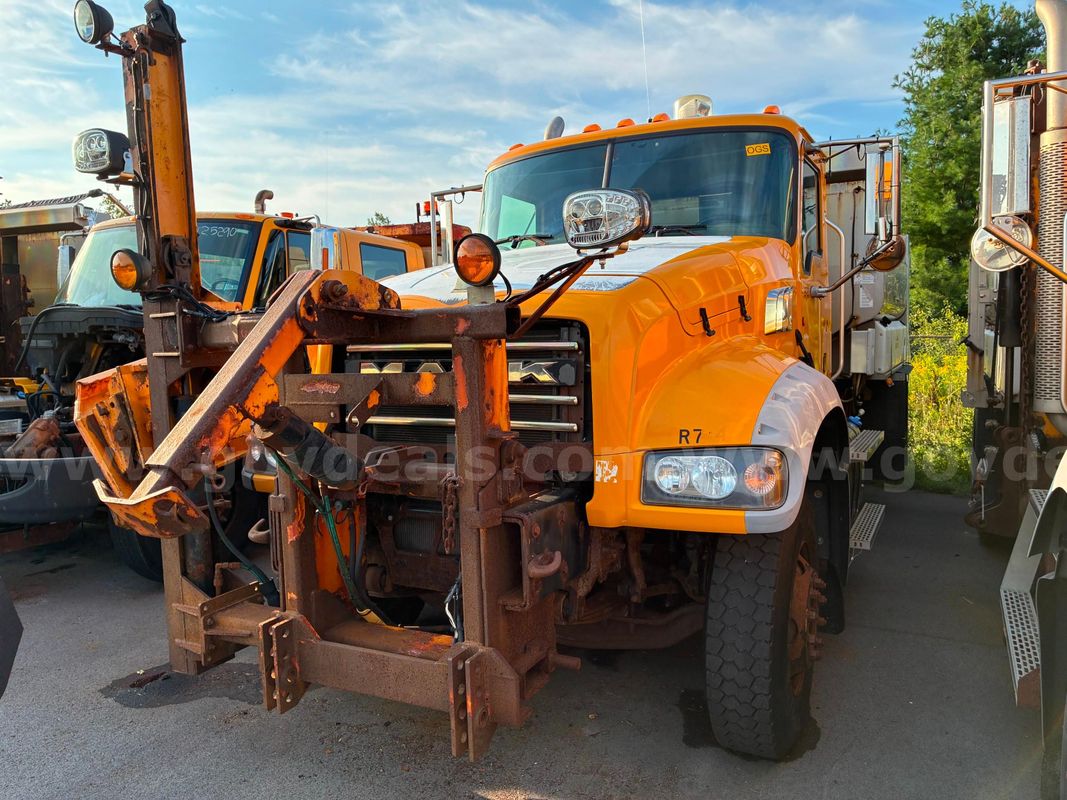 2014 Mack GU712 - Dump Truck
