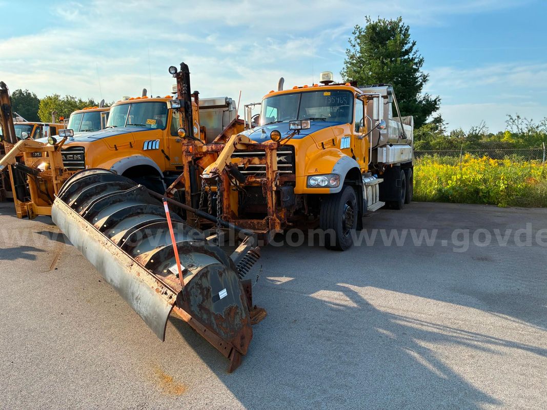 2013 Mack GU713 - Dump Truck