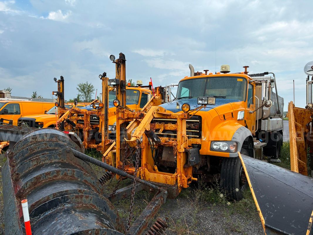 2013 Mack GU713 - Dump Truck