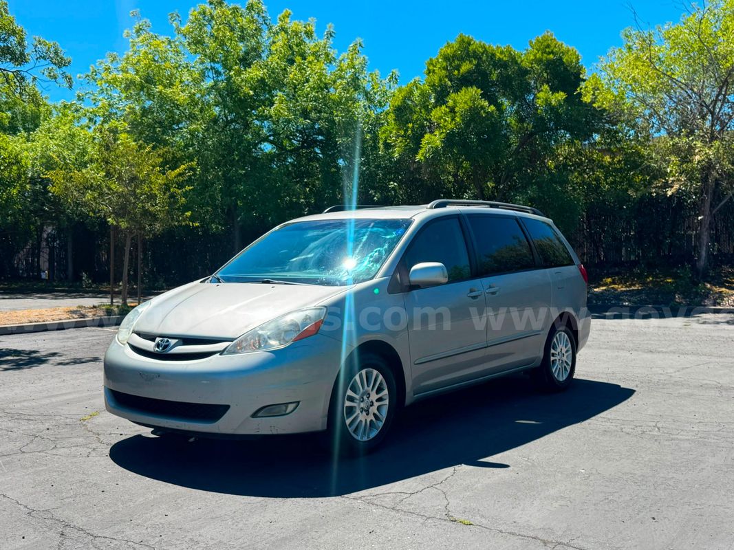 2005 Toyota Sienna LE - 7 Passenger Seating