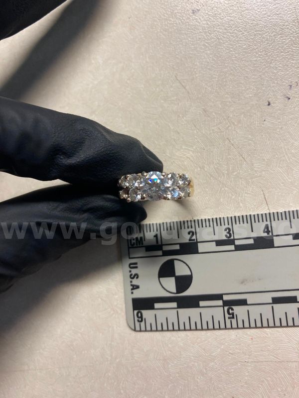 Diamond ring with gold band - Not verified