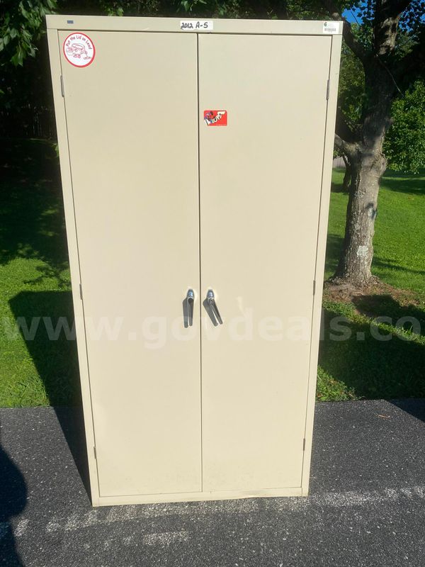2 Door locking cabinet metal (lot of 1)
