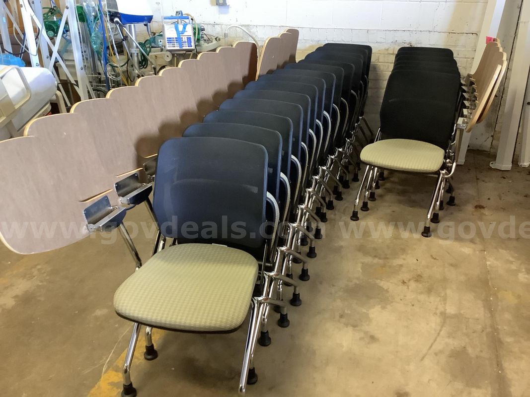 Lot of 20 folding desk/chairs