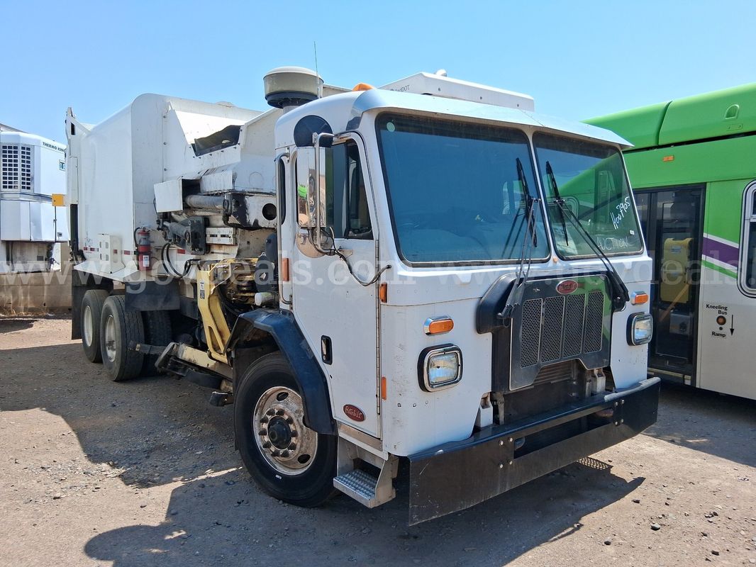 2019 Peterbilt 520 Garbage Truck