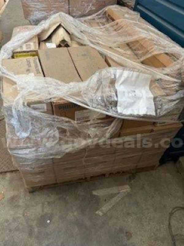 Lot of 670 Various Fluorescent Lamps