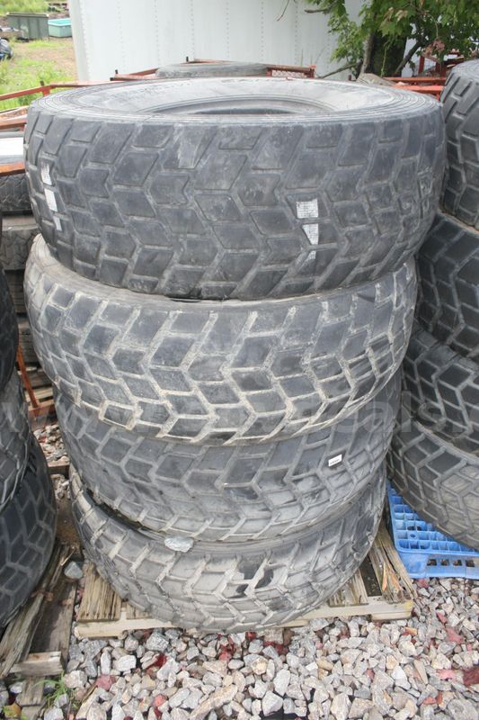 Lot of 4 Sand Trail Tubeless 450/80R20 Tires