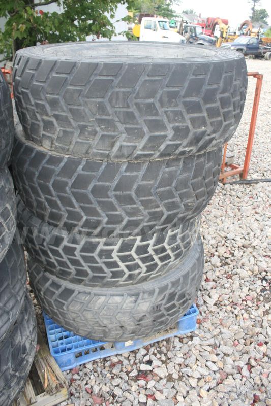 Lot of 4 Sand Trail Tubeless 450/80R20 Tires