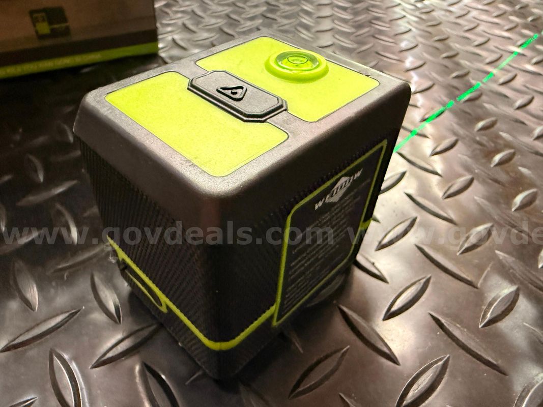 FREE SHIPPING - New Green Cross Line Laser Level w/ Rechargeable Battery