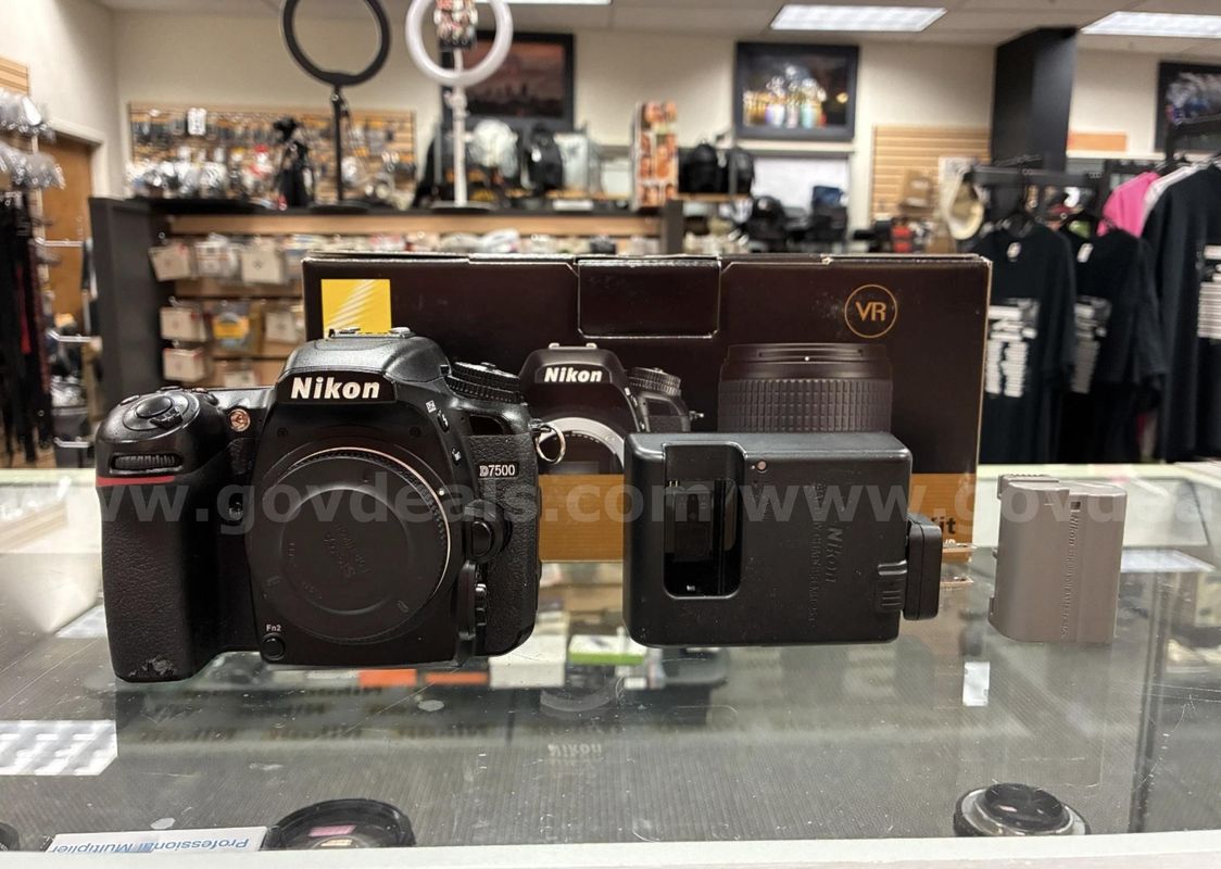 FREE SHIPPING - Nikon D7500 20.9MP Digital SLR Black Camera Body only WORKS GREAT