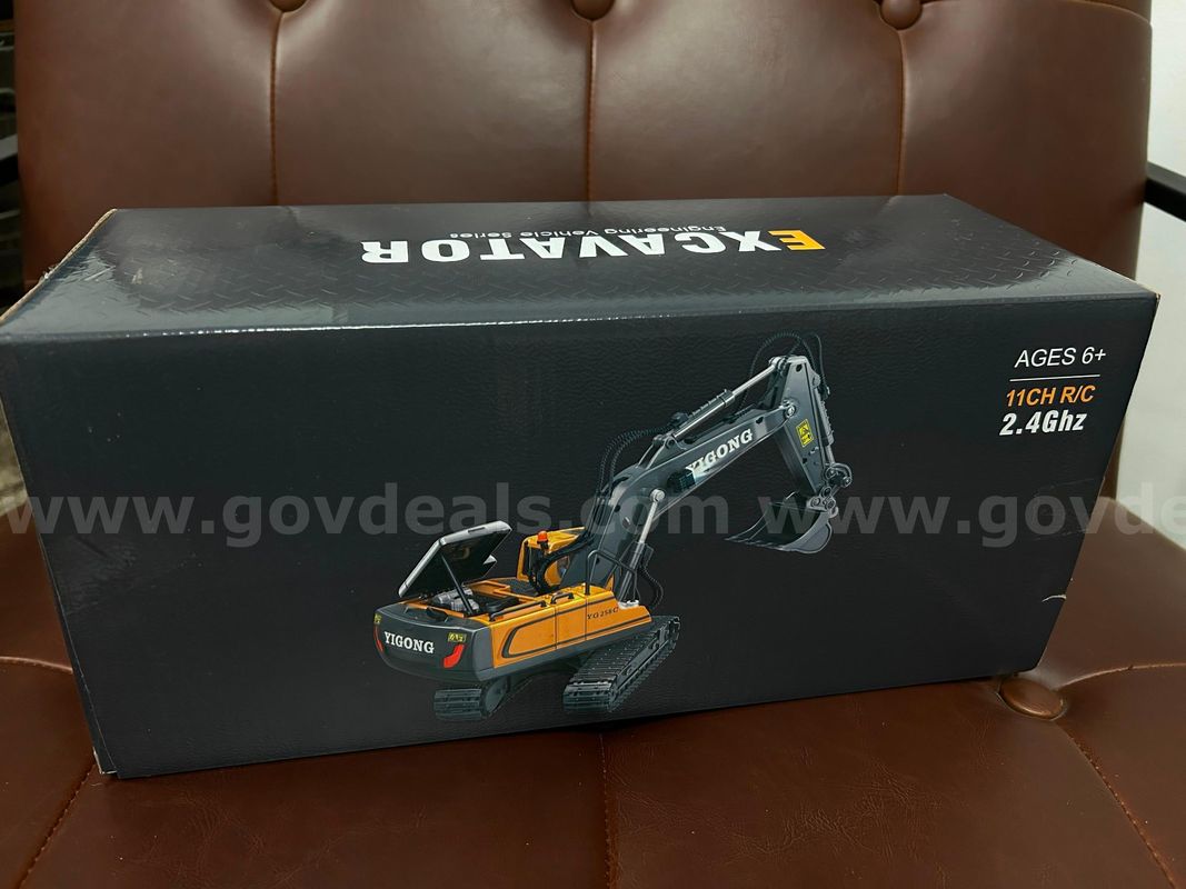 FREE SHIPPING - Remote Control RC Excavator 11CH Metal Bucket Construction Vehicle Digger Toy