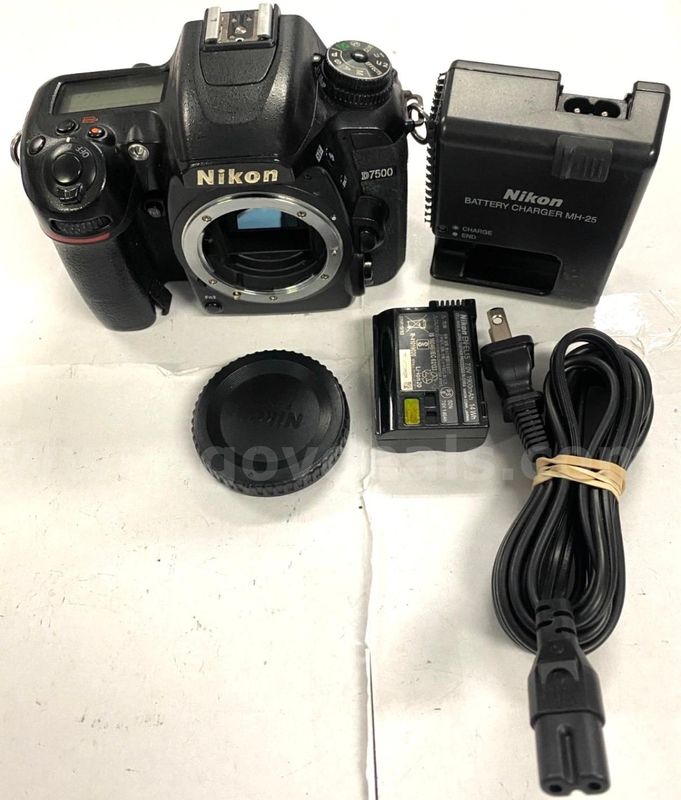 FREE SHIPPING - Nikon D7500 20.9MP Digital SLR Black Camera Body only WORKS