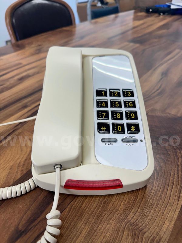 Bulk lot of Inn-Phone Model D-800 Telephones