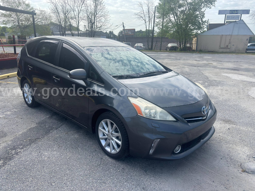 2014 Toyota Prius v 2 Hybrid
