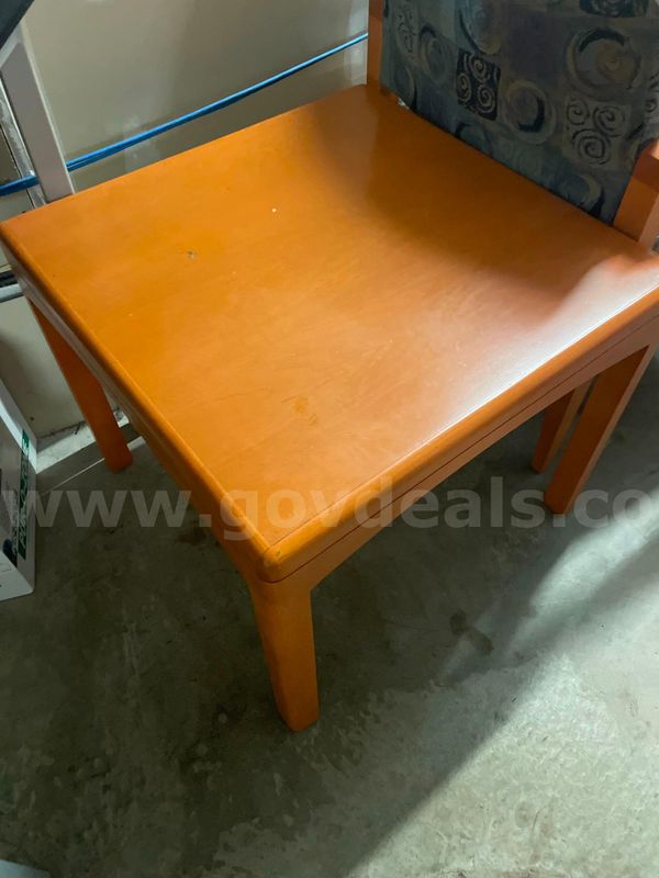 Lot of 4 Office Chairs with Arm Rests & 1 Side Table