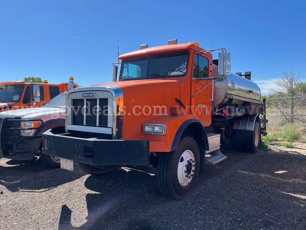 2002 Freightliner FLD112SD with Etnyre Tank