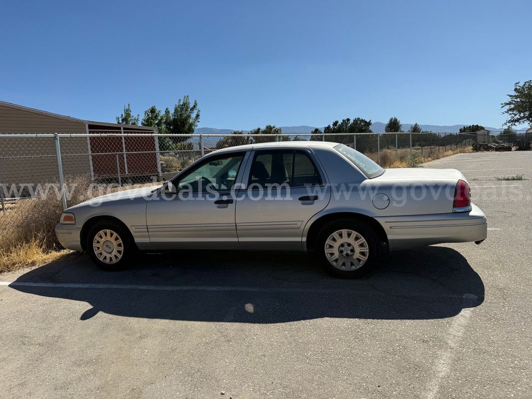 2005 Ford Crown Victoria Standard