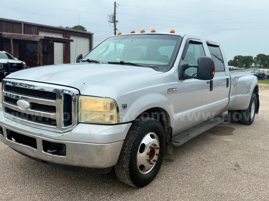 2005 Ford F-350 SD XL Crew Cab 2WD DRW