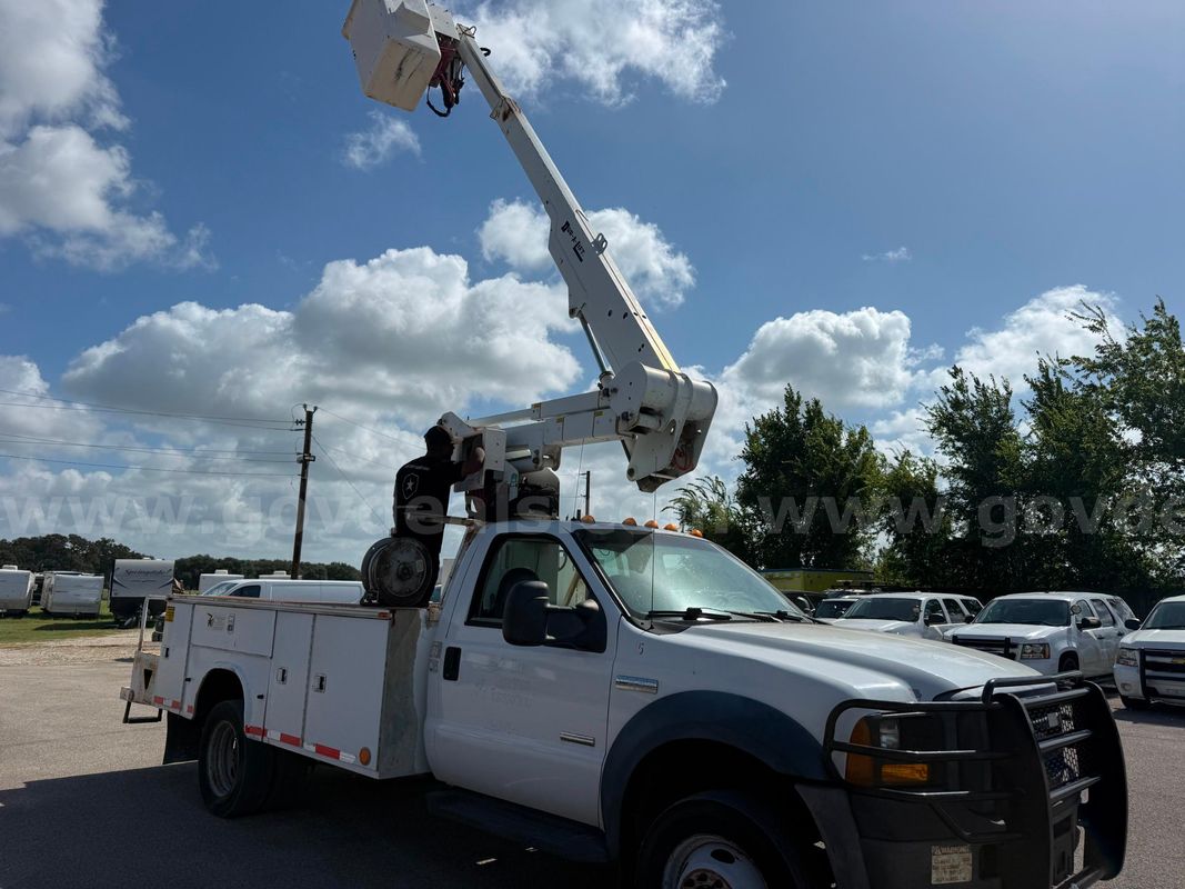 2006 Ford F-550 Super Duty Diesel Bucket / Utility Truck – 6.0L Power Stroke – Runs & Drives – 217K Miles