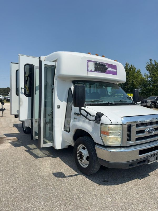 2016 Ford E-350 Super Duty Elkhart Coach Wheelchair Shuttle Bus – 5.4L V8 – Ricon Lift