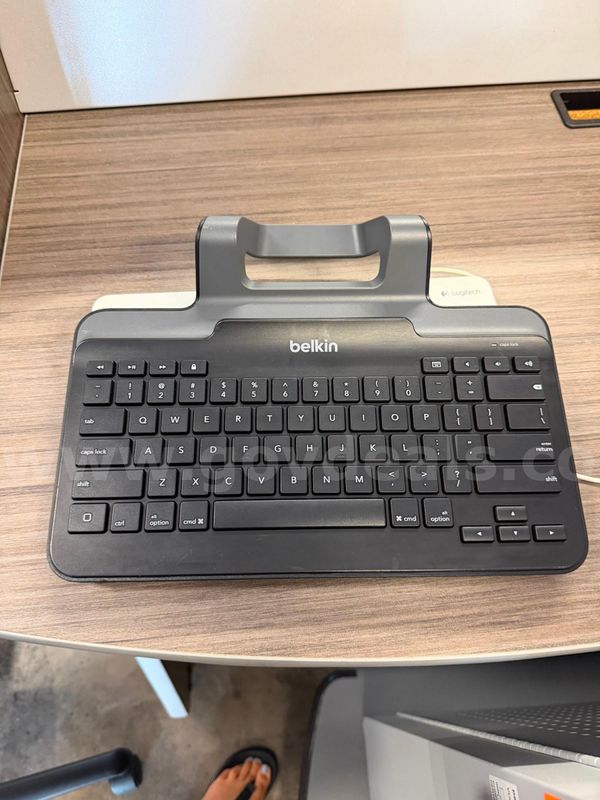 Belkin Model B2B130 Wired Keyboard with stand for iPad (45)