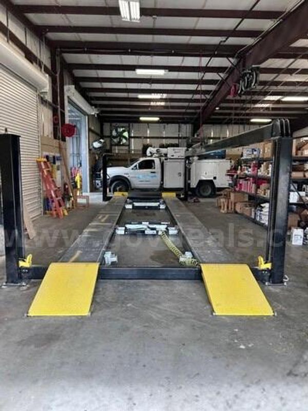 Large 30,000lbs 4 post lift with rolling jacks