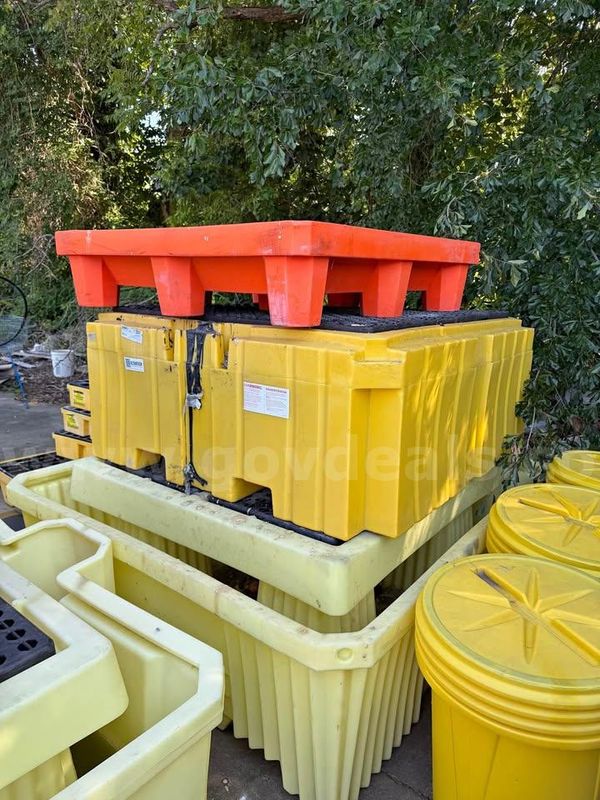Chemical waste pallet style catch pans
