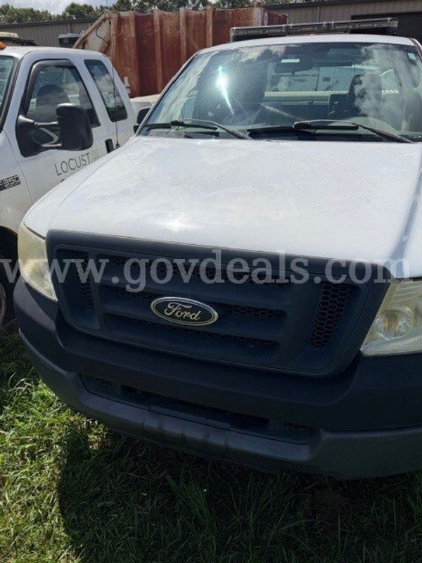 2005 Ford F-150 XL Long Bed 2WD