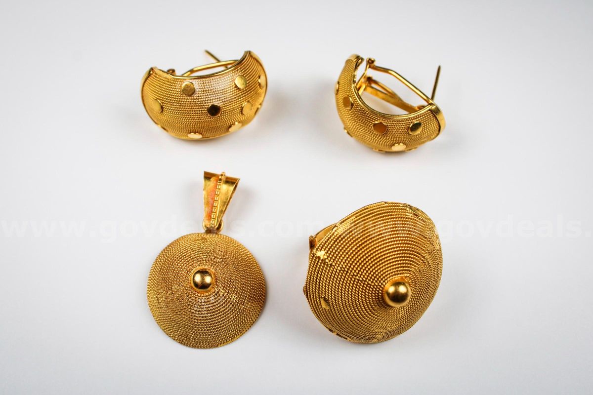 Matching 18kt Yellow Gold Jewelry Set