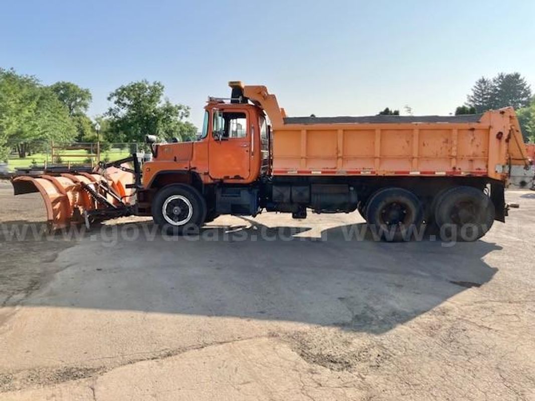 Mack RD685P plow truck