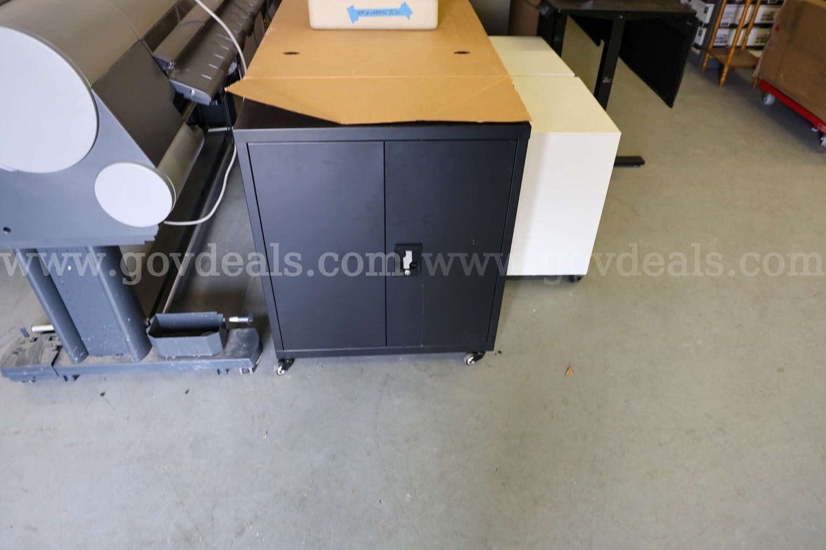 metal cabinet's