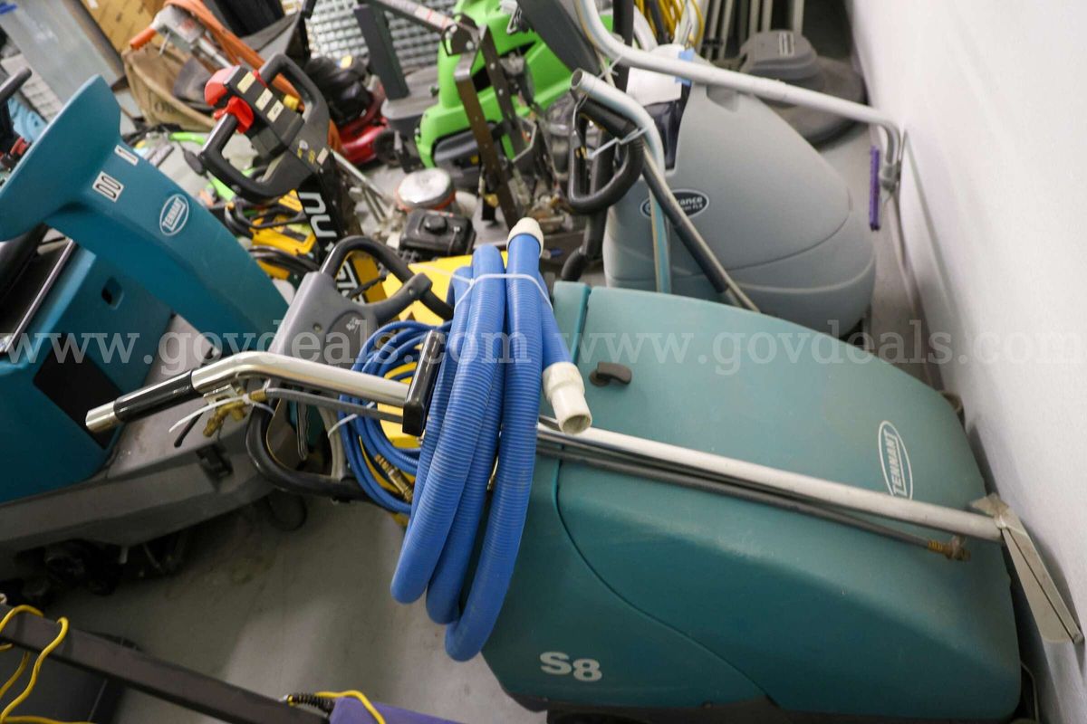 Push behind floor sweeper